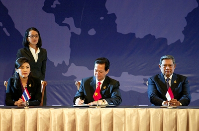 Thủ tướng Nguyễn Tấn Dũng ký Tuyên bố về Cộng đồng ASEAN và bên cạnh luôn là Nữ thủ tướng Thái Lan Xinh đẹp Thủ tướng Nguyễn Tấn Dũng ký Tuyên bố về Cộng đồng ASEAN và bên cạnh luôn là Nữ thủ tướng Thái Lan Xinh đẹp