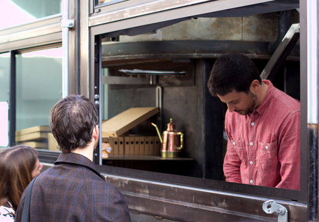 Caminhão tem forno a lenha e serve pizza quentinha