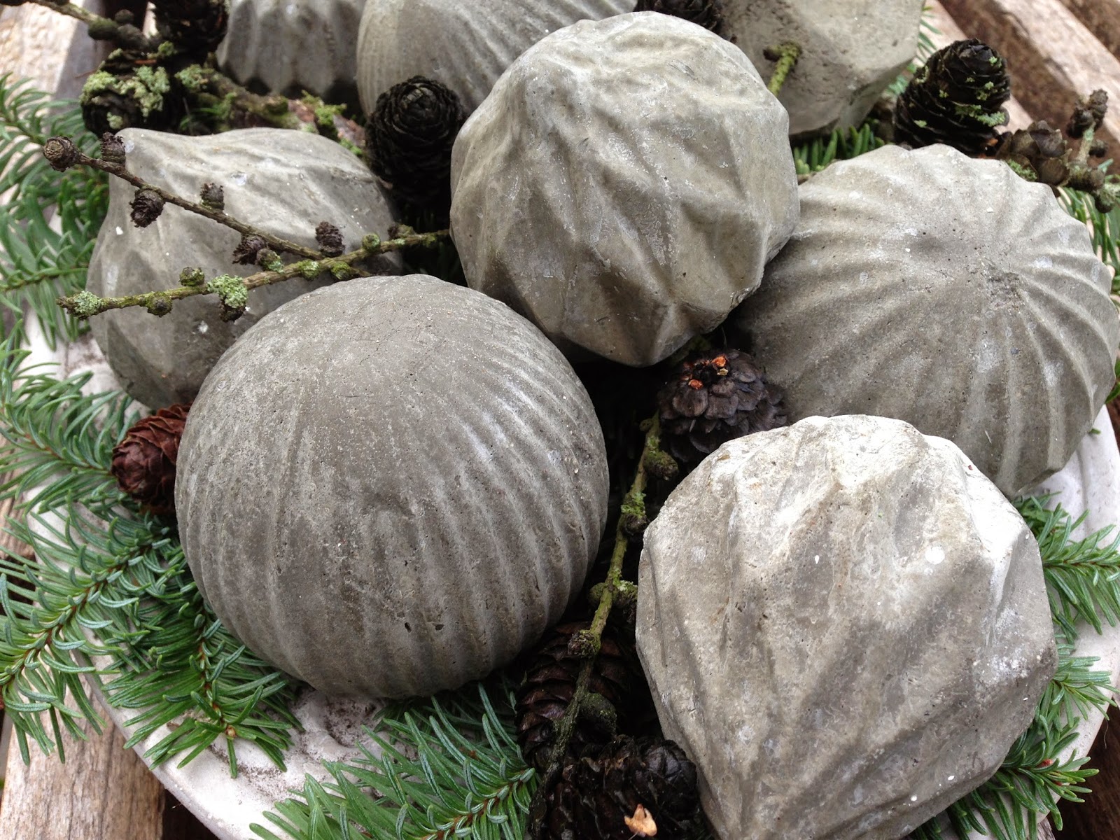 Fru Pedersens have DIY Beton julekugler.