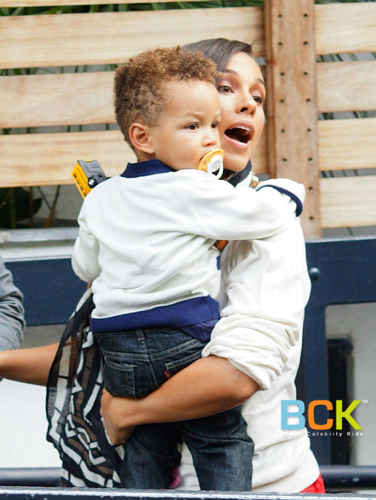 Care For Some Tea? Alicia Keys & Egypt Take On London (Photos)