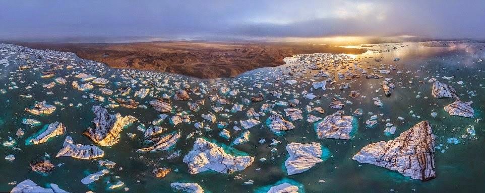 Bintik-bintik putih di laut biru, beku Islandia Bintik-bintik putih di laut biru, beku Islandia