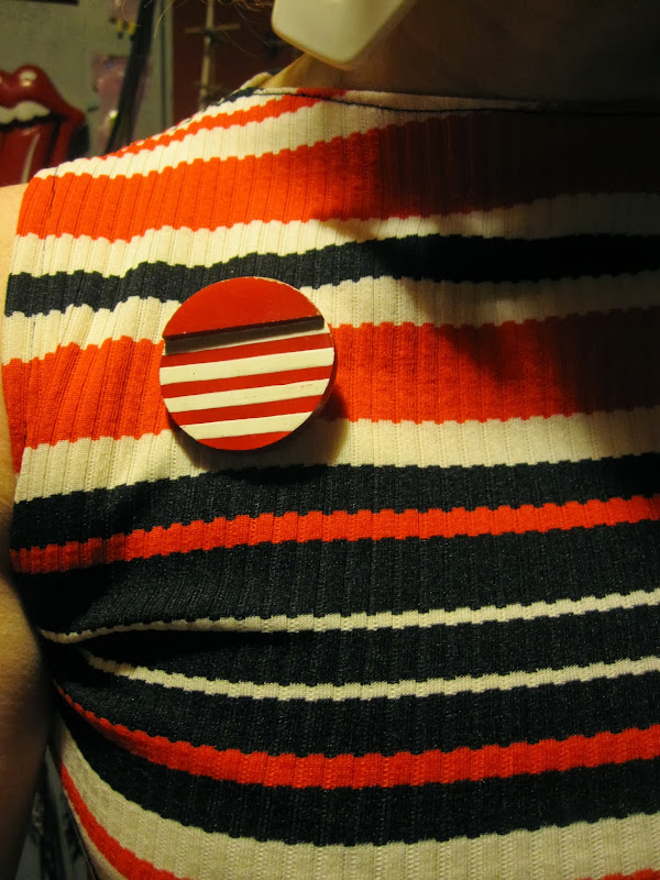 vintage Go Mod badge vintage Buzzcocks badge red and white striped wooden brooch (it was earring) plastic motorcycle brooch vintage Mud band pinback button 1960 60s 60's 1960's 70s 70's 1970s années60 70 sixties seventies broche bois rayure rouge blanc  mods mod retro fashion punk glamrock glam rock tiger feet 