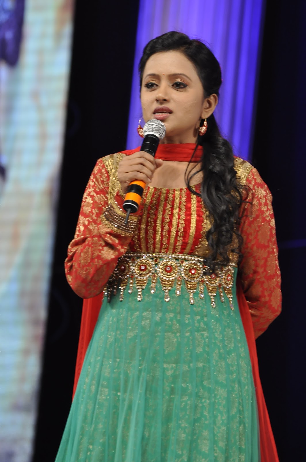 Anchor Suma at Naayak Audio Launch Tollywoodtv