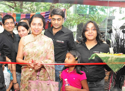 Suhasini Maniratnam Hot Armpit Show in Saree at Function