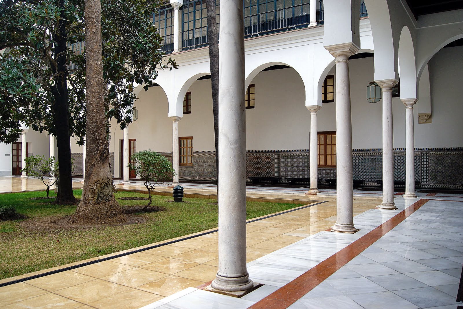 Los Azulejo Del Patio Principal Son Todos Diferentes thumb