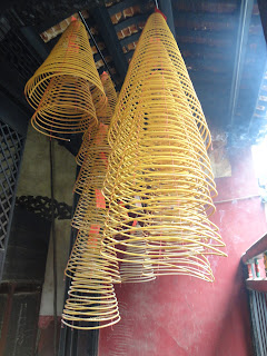 Incienso en espiral en el templo de Quan Yin Espiral inciense in Kun Iam temple