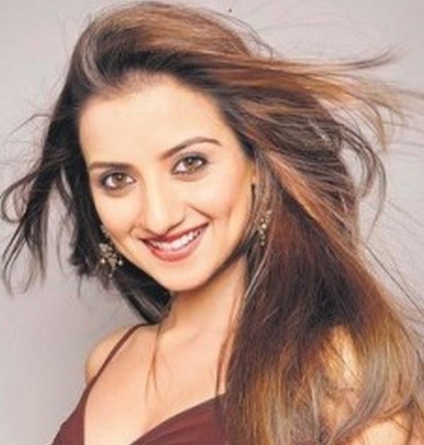 Bollywood Clothes: Bollywood Cute Actress Kulraj Randhawa Hot Dress Picture