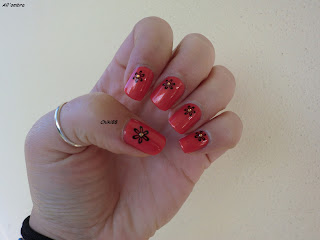 Orange flower nail art - foto all'ombra