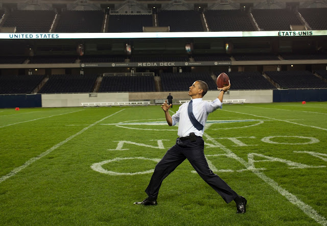 http://4.bp.blogspot.com/-SjDPajsPb3o/UTupHAUewKI/AAAAAAAAyo8/uEHuXX90d4c/s640/President_Barack_Obama_throws_a_football.jpg