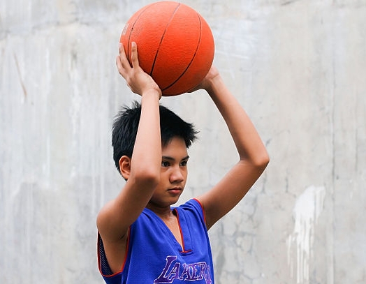 Teknik Dasar Cara Melakukan Over Head Pass Dalam Permainan Bola Basket