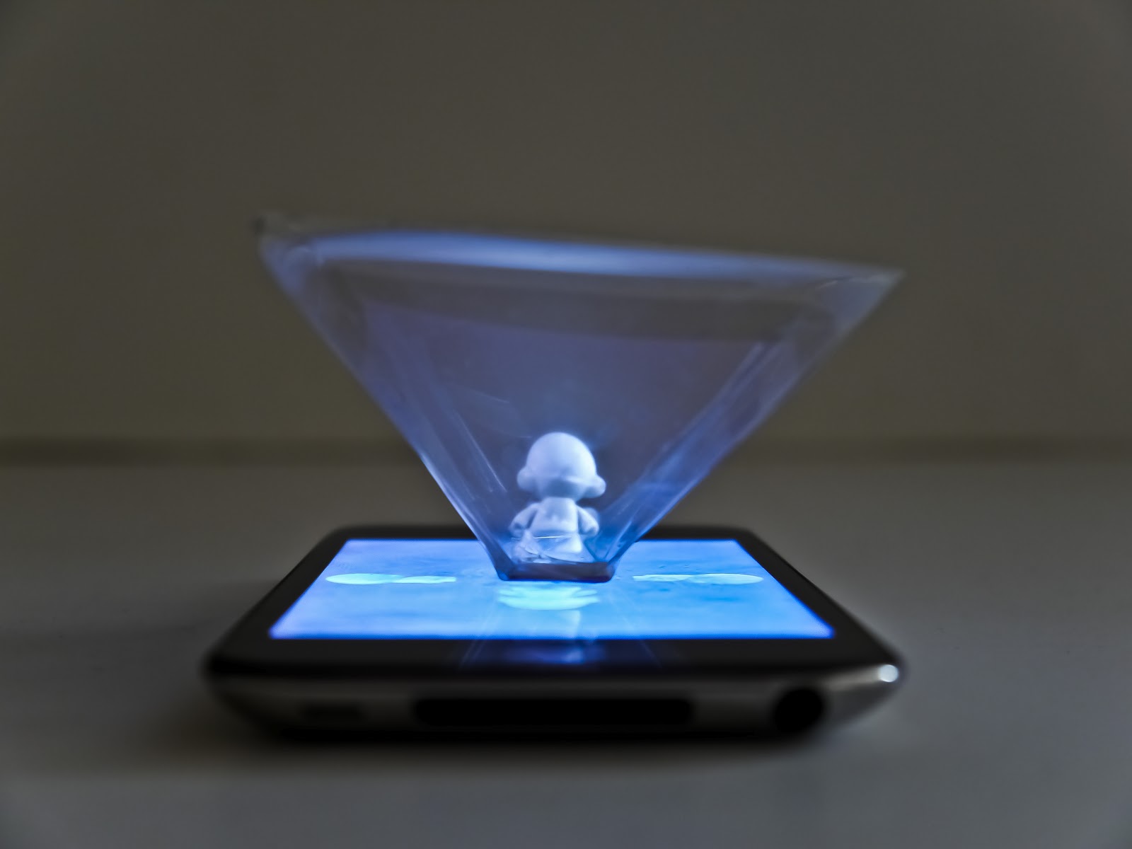 ÜBERNOTES Pepper's ghost 360° illusion pyramid test 003