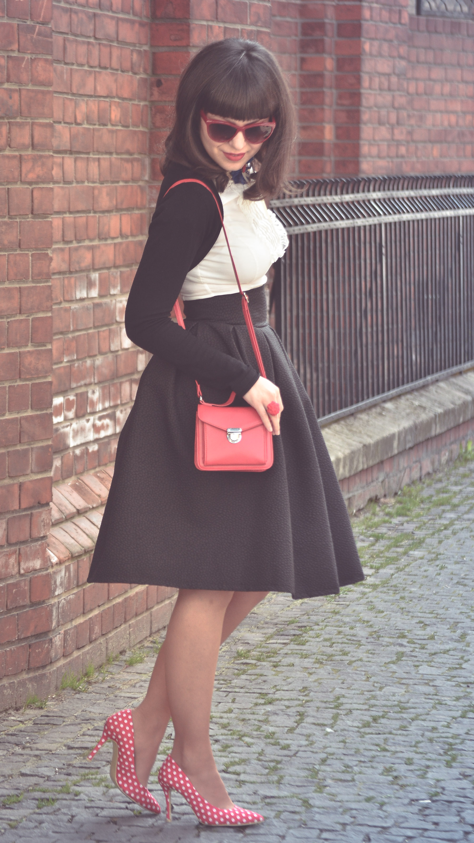 midi puffed up 50s black style skirt vintage style white shirt dotted red heels minnie outfit red purse depurtat