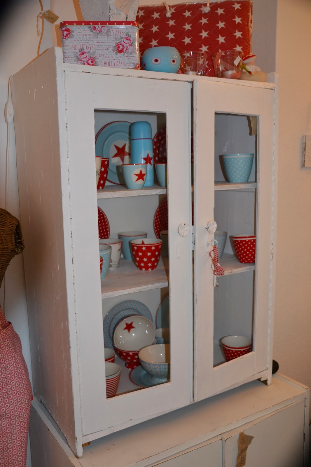 Nostalgie-im-Landhaus: Möbel im shabby chic, gestrichen mit matt weiss