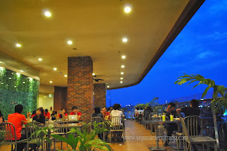 Suasana outdoor robuchon food court