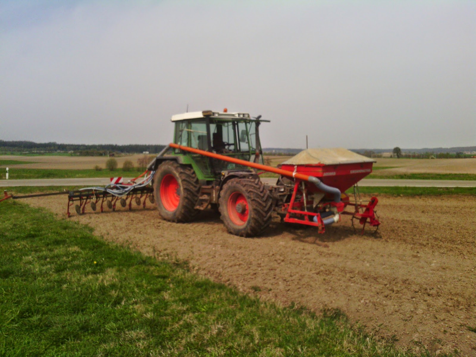Ökolandbau - Fendt mit Sämaschine Eigenbau