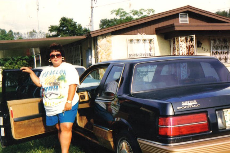 Lory Geada Gonzalez Con Su Carro del 1986, Foto Tirada el año 1986