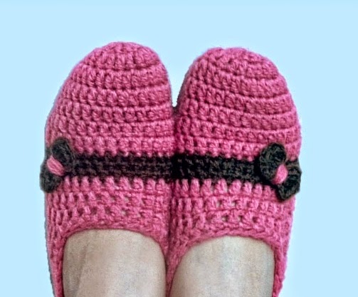 http://www.mazkwok.com/2014/05/mini-bow-slippers-free-crochet-pattern.html