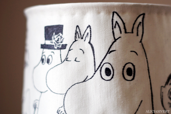 Moomin lamp (detail) by Alicia Sivertsson, 2015. aliciasivert, alicia sivertsson, alicia sivert, moomin, mumin, mumintroll, mumintrollet, muminpappan, muminmamman, sniff, mymlan, snorkfröken, snorkmaiden, snusmumriken, hattifnattar, tove jansson, lampa, lamp, diy, loppis, klä om lampskärm, do it yourself, monthly makers, skapa, återbruk, upcycle, remake, textil, fanart, fan art