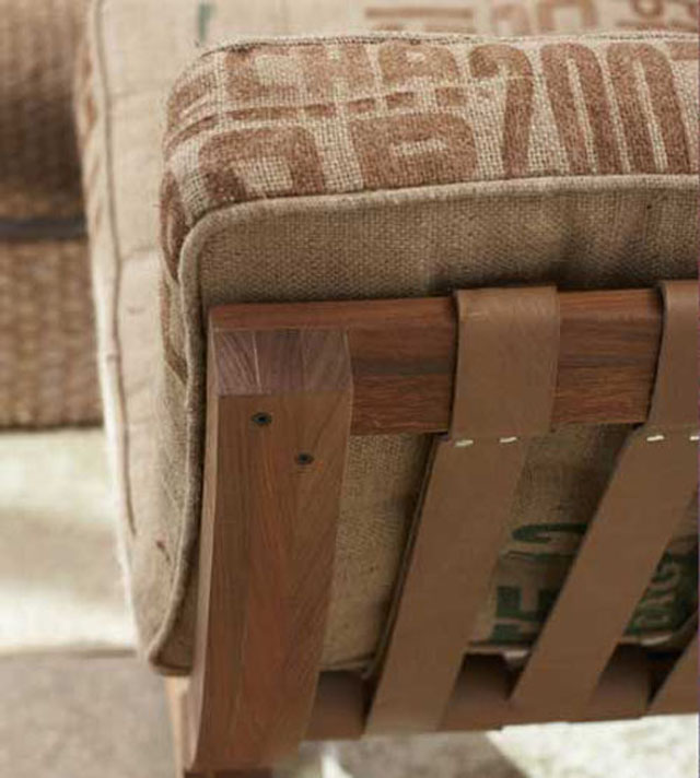 Poltronas com almofadas forradas de sacos de café
