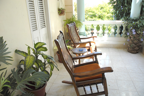 Casa para alquilar en la Habana Cuba. Excelentes condiciones, un cuarto con aire acondicionado, ventilador, minibar, cama matrimonial, azotea para descansar con sillones clásicos cubanos, balcón con sillones