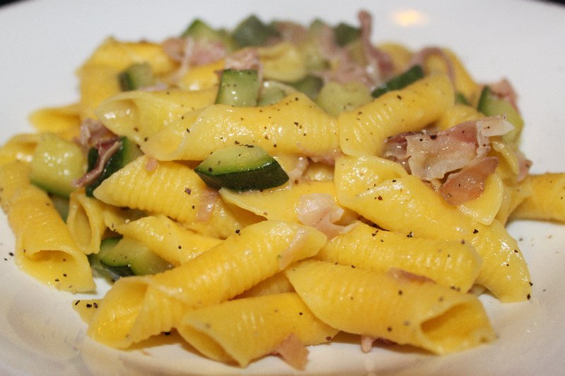 Imaginative Cuisine Garganelli all'uovo con zucchine e speck