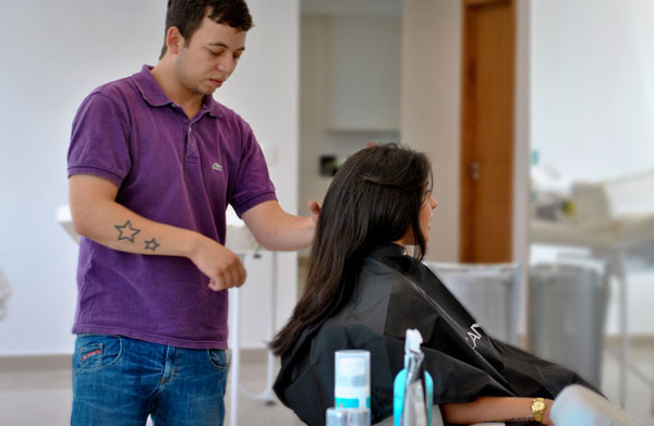 Bárbara Urias - corte de cabelo em camadas por Hugo Martins - salão Platinum Visage Bárbara Urias - corte de cabelo em camadas por Hugo Martins - salão Platinum Visage