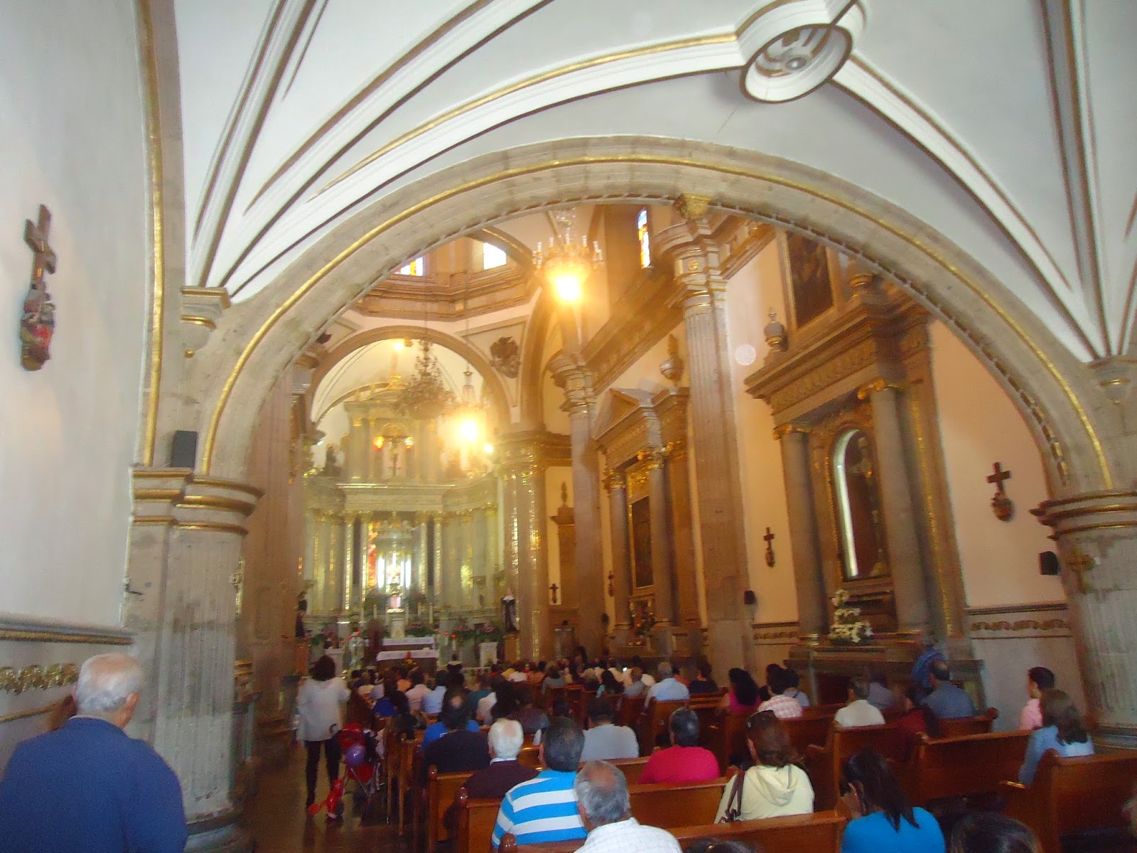 sancarlosfortin escuchando misa en basilica templo franciscano