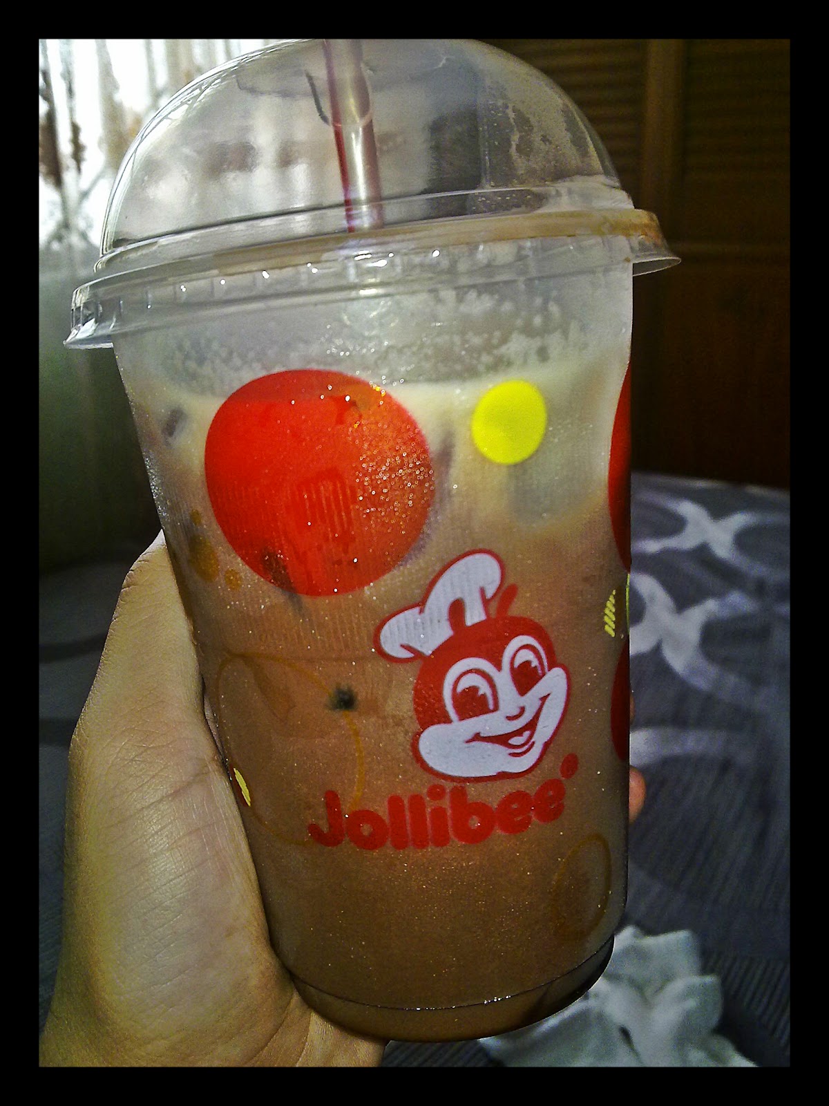 F/D EXPLORER Get a lift with Jollibee's Chocolate and Coffee Float!