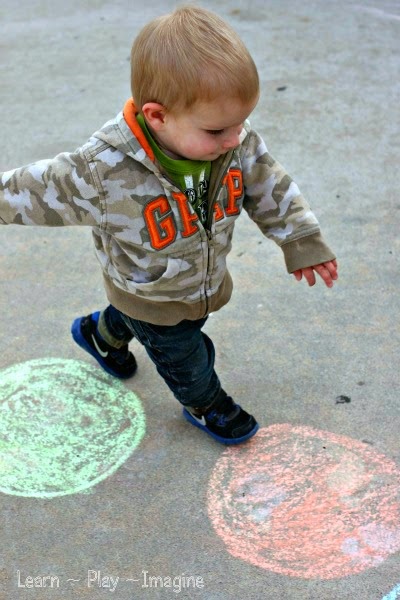 Simple gross motor game for toddlers to teach color recognition