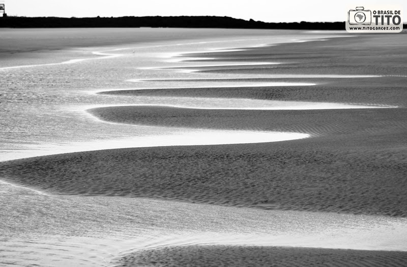 Lagoas que aparecem na maré baixa na praia da Princesa, na Ilha de Maiandeua (Algodoal), no Pará - Por Tito Garcez Lagoas que aparecem na maré baixa na praia da Princesa, na Ilha de Maiandeua (Algodoal), no Pará