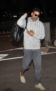 Akshay Kumar Snapped at Mumbai Airport Last Night While Leaving For Shoot of Singh