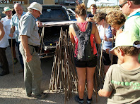 Recollint el bastó obsequi Recollint el bastó obsequi