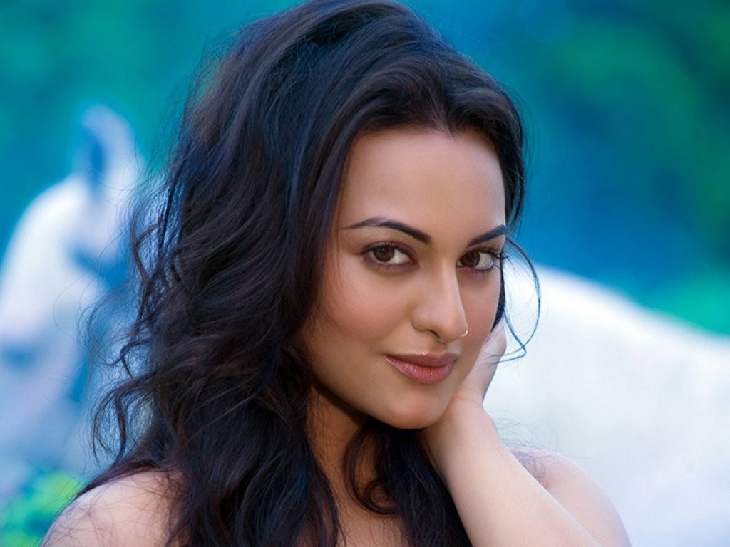 http://4.bp.blogspot.com/-T-G7dnPaIMk/TeJ0nEh4aDI/AAAAAAAAG8c/7ZyDfGbquDM/s1600/Sonakshi-SinhaTamil+Movie+Viswaroopam+2011+First+Look%252CBanner%252CCast%252CWallpaper%252CStill%252CTrailer%252CCrew%252CMovie+Plot%252CBudget%252CPosters.jpg
