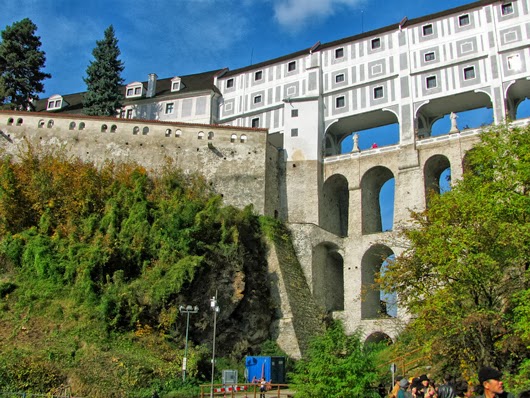 The bridge links a garden and the castle of right side.　