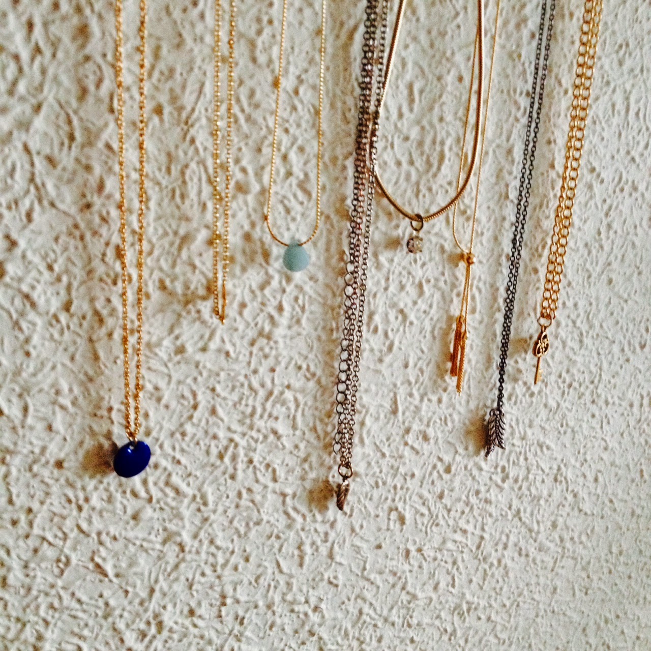 MI ARMARIO COQUETO: DIY COLGADOR DE COLLARES