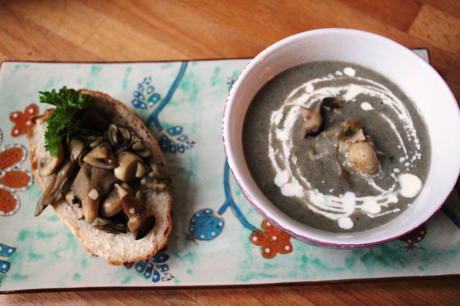 A passion.... Paddenstoelen soep met paddenstoelen crostini