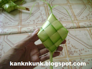 Cara membuat anyaman ketupat dari daun kelapa Sumber kanknkunk.blogspot.com Cara membuat anyaman ketupat dari daun kelapa Sumber kanknkunk.blogspot.com