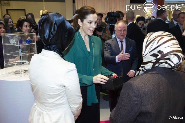787903-la-princesse-mary-visitait-le-salon-637x0-1.jpg