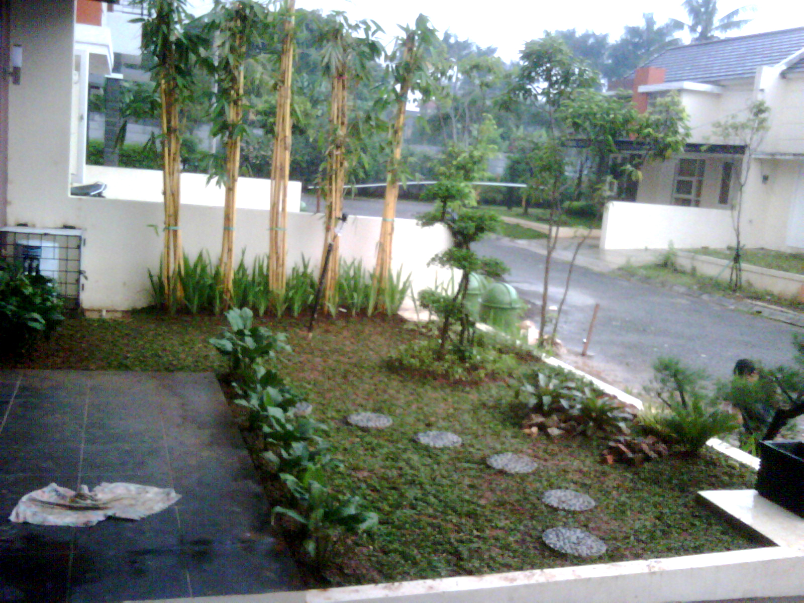 Taman Rumah di Perumahan De Sanctuary, Jatimakmur