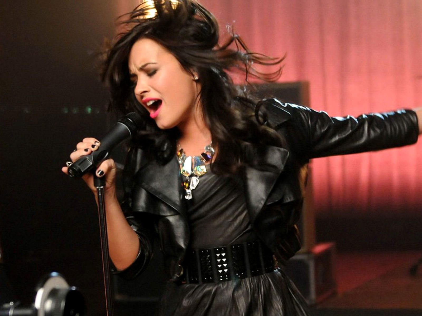 http://4.bp.blogspot.com/-T2a9kHpCJrc/T-mt7E0WlDI/AAAAAAAAChM/z5vOEbHTlQA/s1600/Demi-Lovato-004.jpg