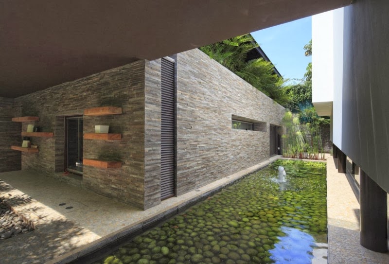 Hogares Frescos: Residencia Privada de Dos Plantas y Jardín en la