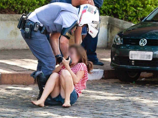 Policial Agredindo Criança 03