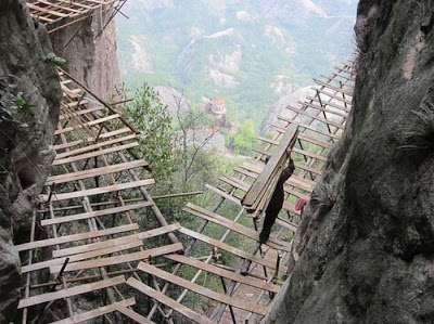 http://4.bp.blogspot.com/-T4t21I2qbuc/TgOGdUGlskI/AAAAAAACNVA/0eAujfdgKxQ/s1600/Scariest_Job_14.jpg