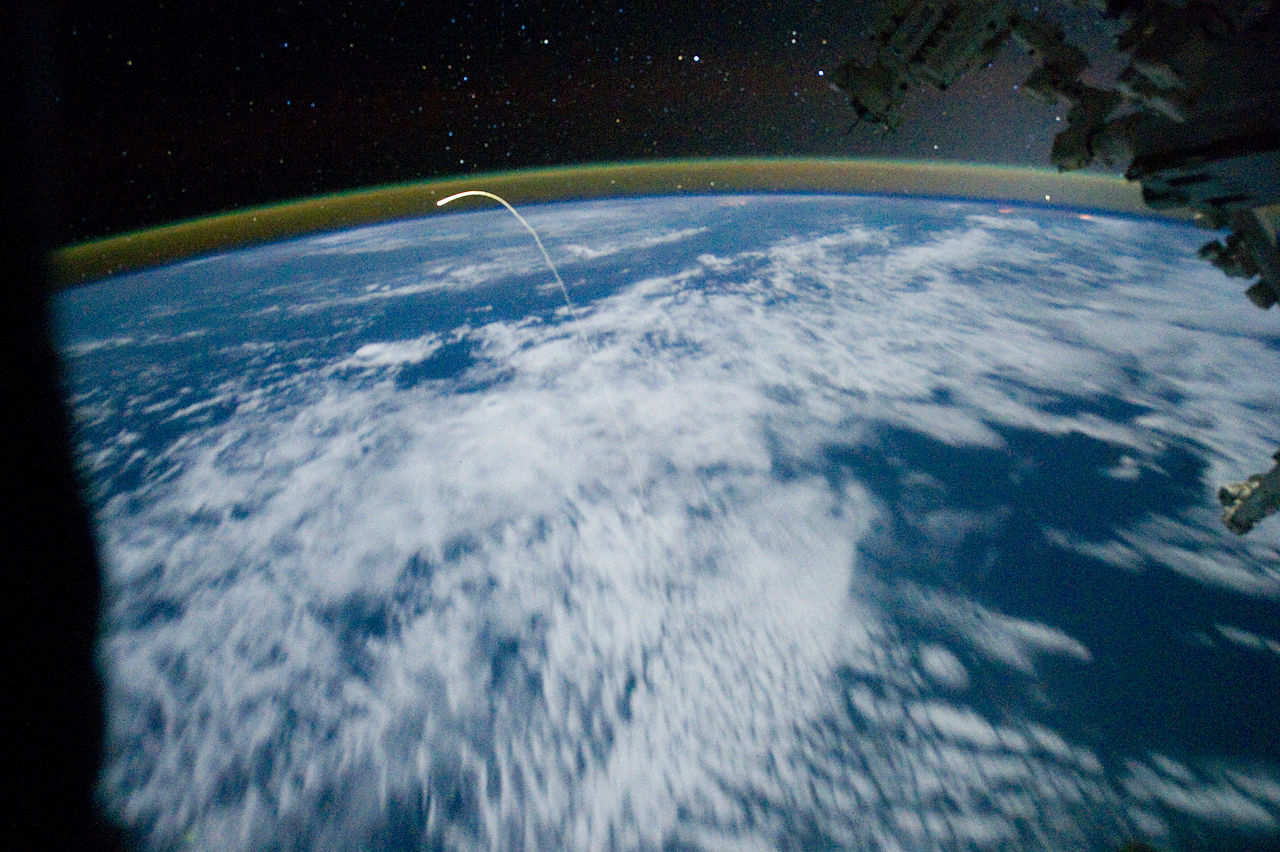 1280px-Space_Shuttle_Atlantis_in_the_sky_on_July_21%252C_2011%252C_to_its_final_landing.jpg