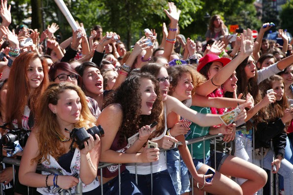 crazy one direction fans girls screaming
