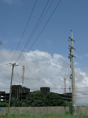 Diverse Stromleitungen vor dem ehemaligen Verteidigungsministerium, Monrovia, Liberia. Foto: Uwe Kerkow