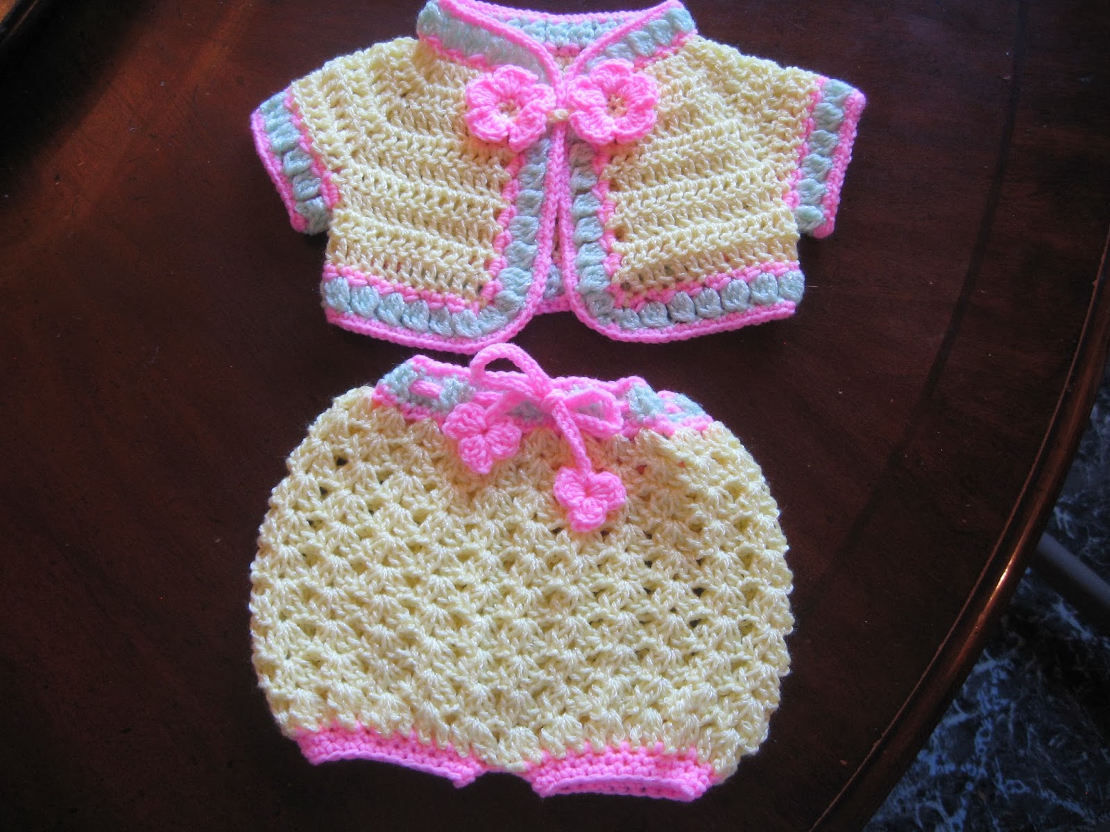 BLURT Blogger Newborn Kit layettes FREE BABY PATTERN LINKS
