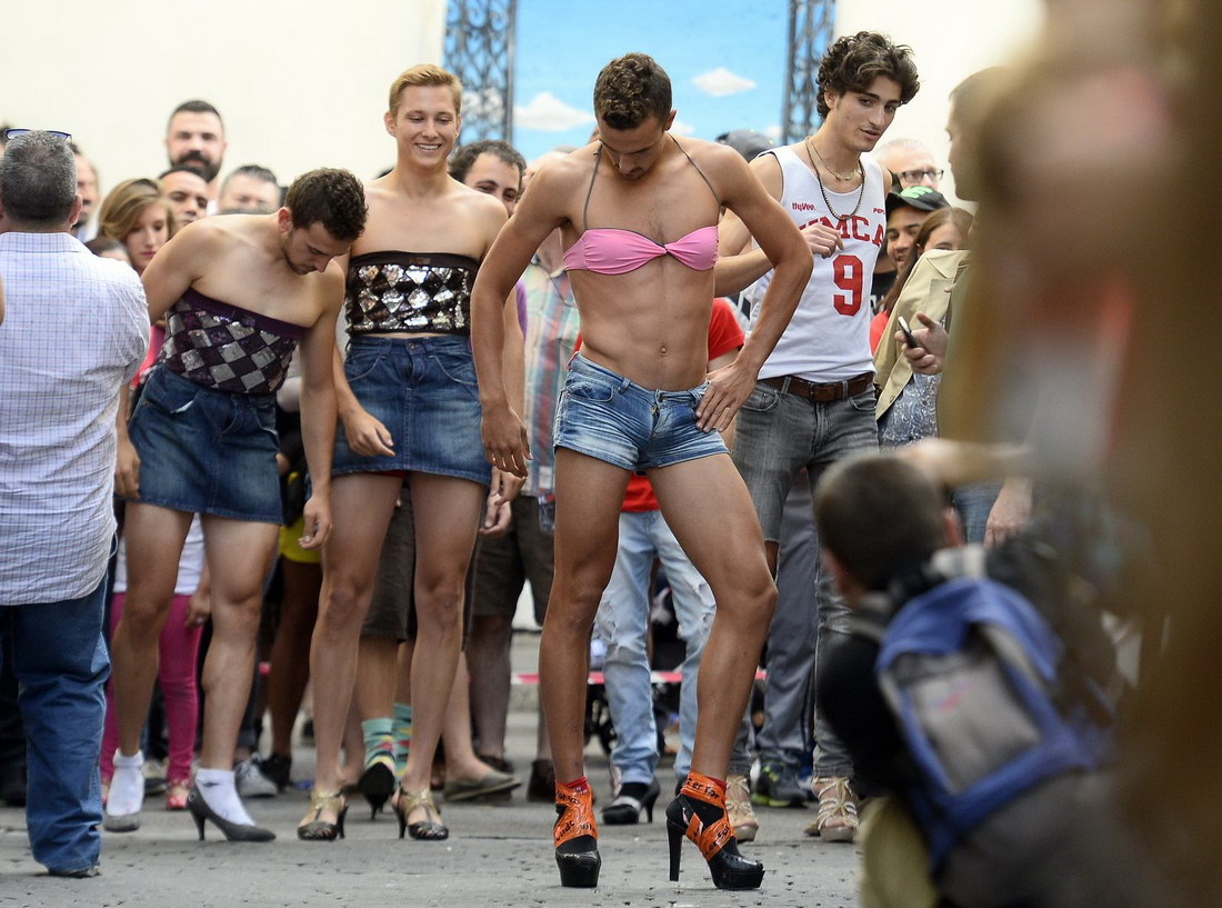 Трансвеститы толпой трахнули мальчика гея