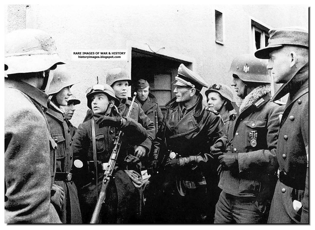 http://4.bp.blogspot.com/-TAoh6yh9_vA/Toq0ZyeO2RI/AAAAAAAAGiE/_wzCfbfrj3A/s1600/defenders-pomerania-discuss-german-february-1945.jpg
