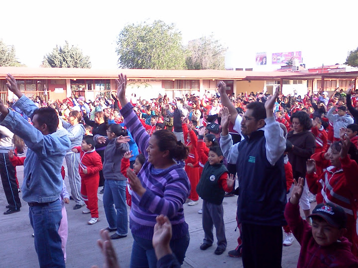 MACROGIMNACIA EN LA ESCUELA CON MAESTROS, ALUMNOS Y PADRES DE FAMILIA